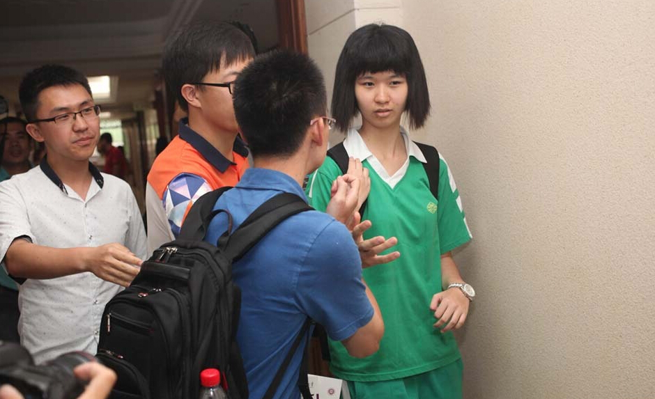 清华北大招生老师拉扯争抢高分考生
