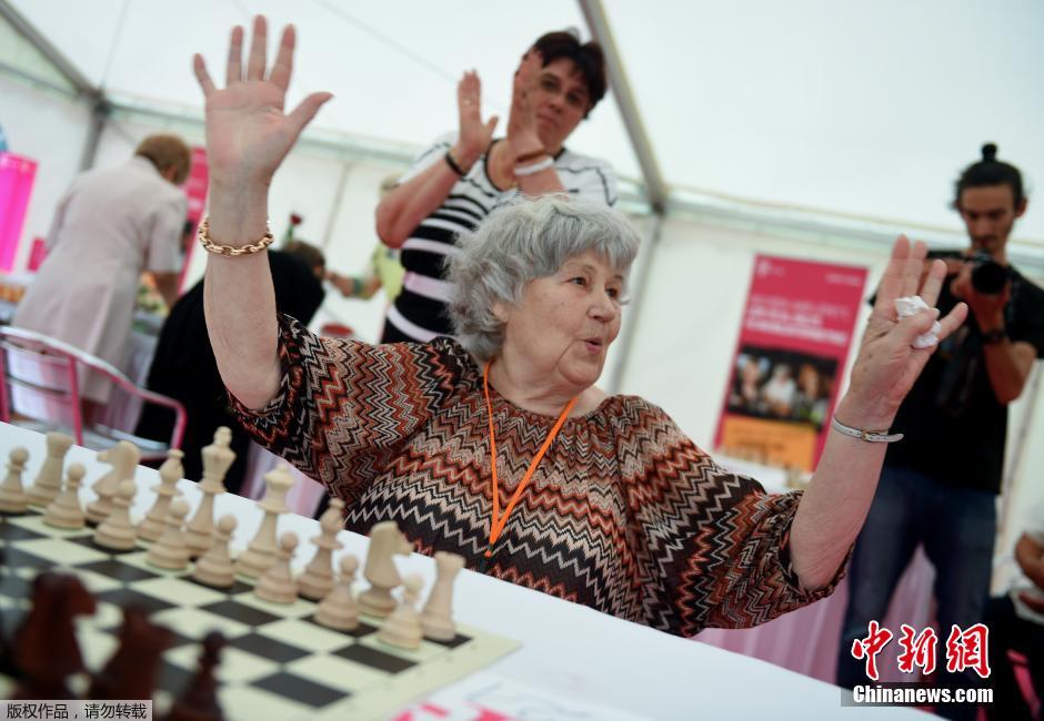 匈牙利87岁老太刷新国际象棋吉尼斯纪录