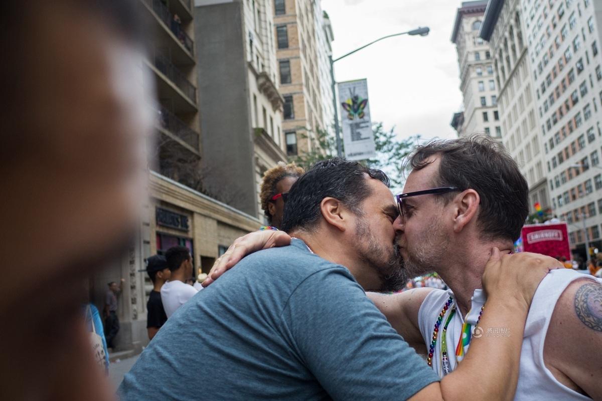 纽约举行盛大“同性恋骄傲游行”