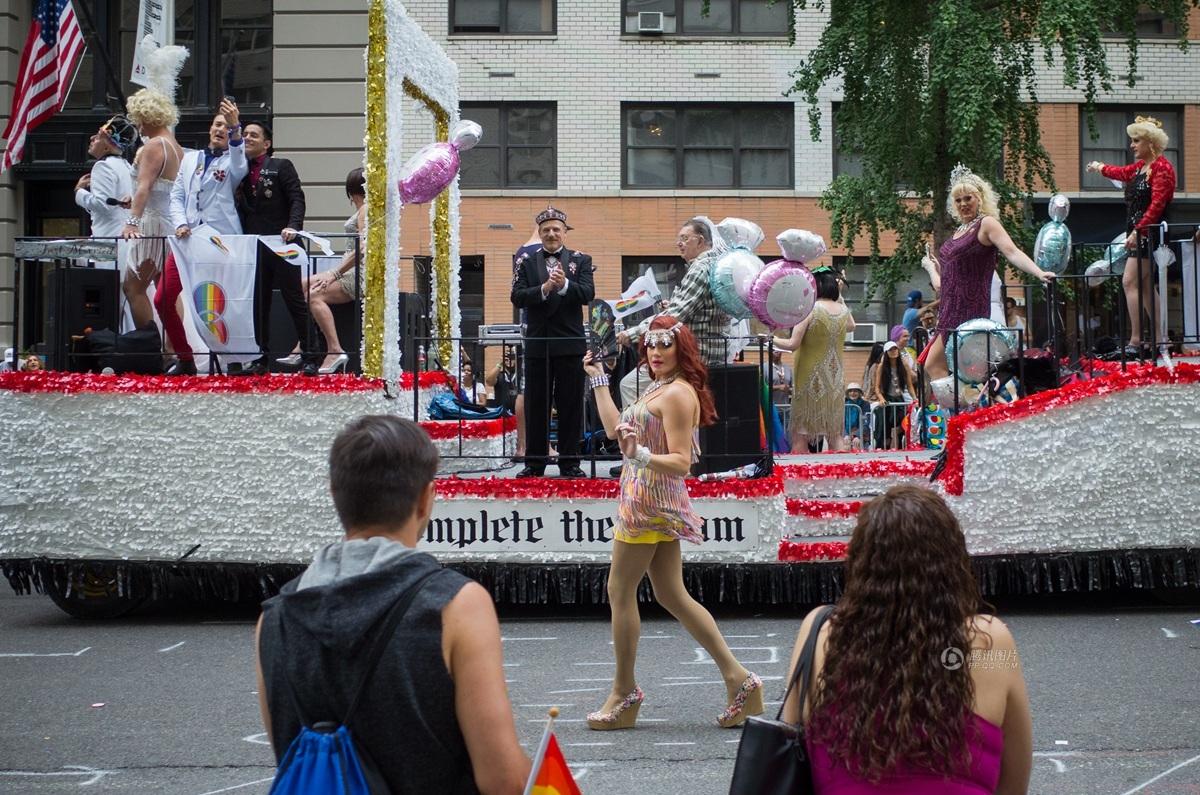 纽约举行盛大“同性恋骄傲游行”