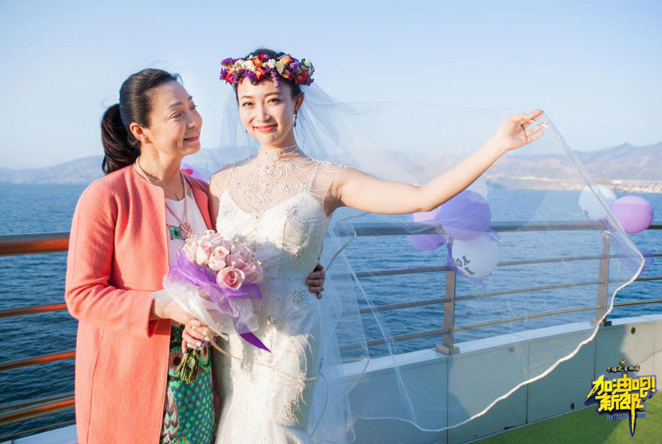 “皇后”戴春荣嫁女儿 78岁“容嬷嬷”打飞的捧场