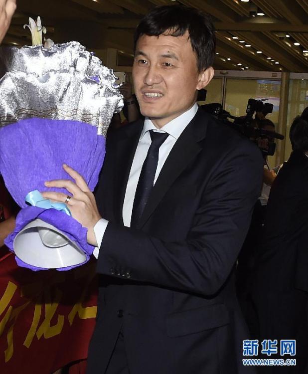 中国女足结束世界杯征程抵京 球迷机场热情迎接