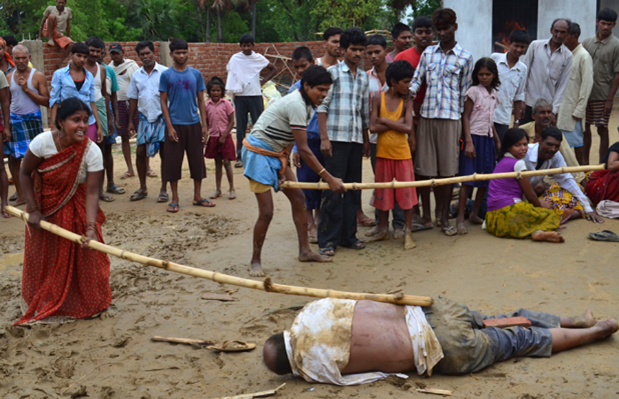 印度一村落两男童溺亡 暴民滥用私刑残杀校长