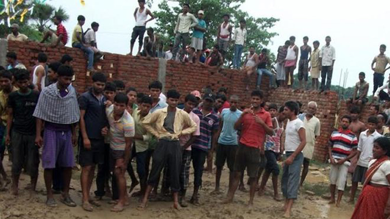印度一村落两男童溺亡 暴民滥用私刑残杀校长