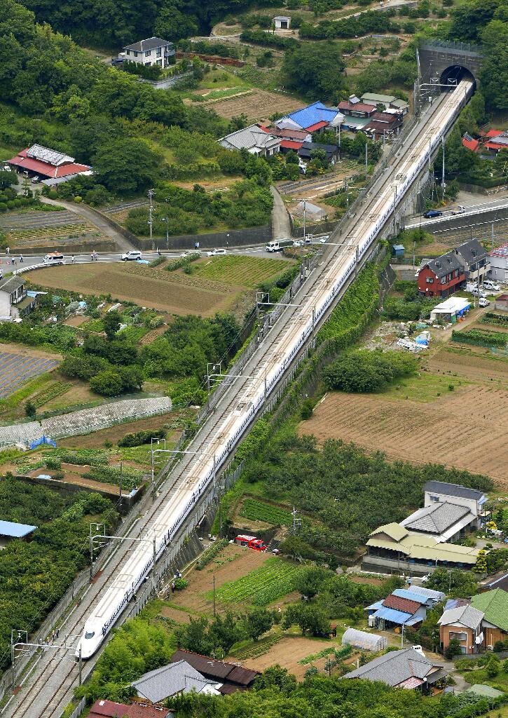 日本东海道新干线内一男子自焚致多人死伤