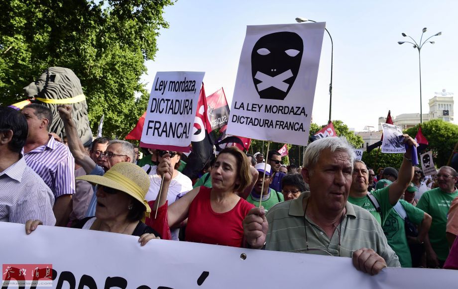 西班牙民众封嘴示威 抗议新公共安全法