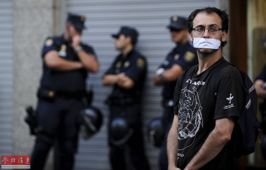 西班牙民众封嘴示威 抗议新公共安全法