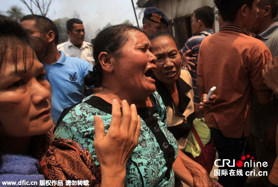 印尼军机坠毁致113人遇难 家属悲痛欲绝