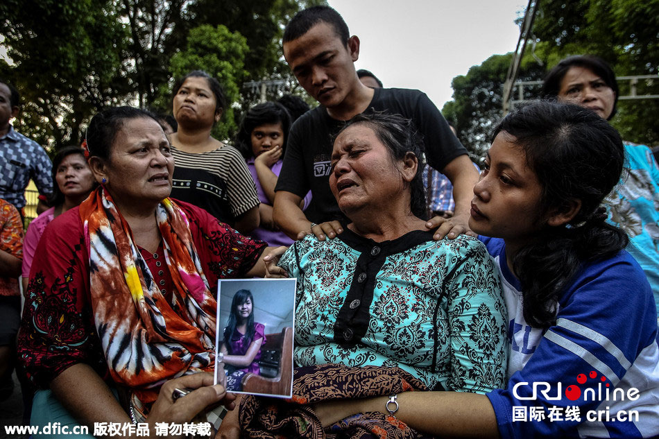 印尼军机坠毁致113人遇难 家属悲痛欲绝