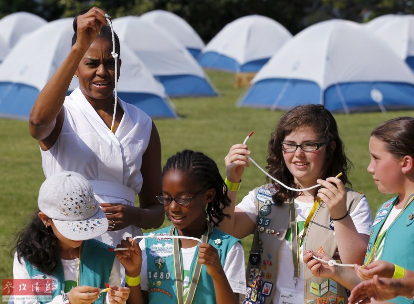 米歇尔邀女童子军互动 白宫草坪变“露营地”