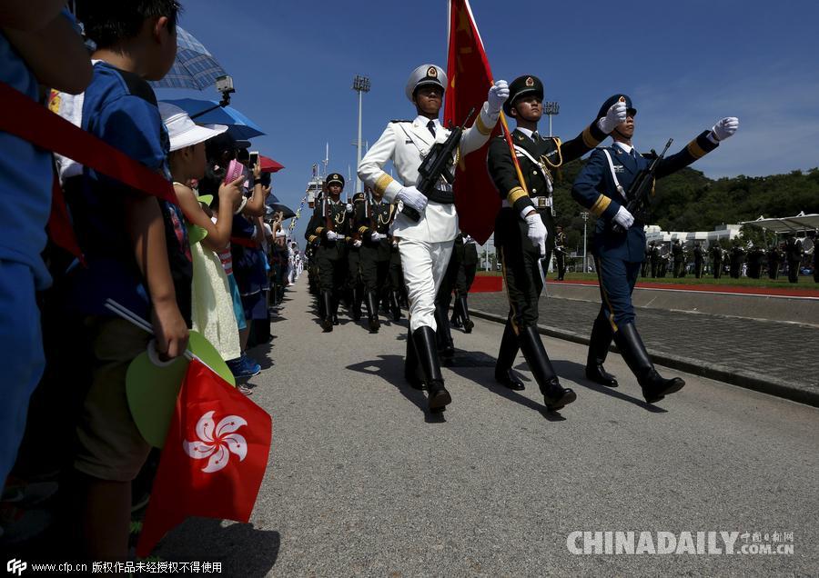 香港回归18周年 驻港部队开放两军营供参观体验