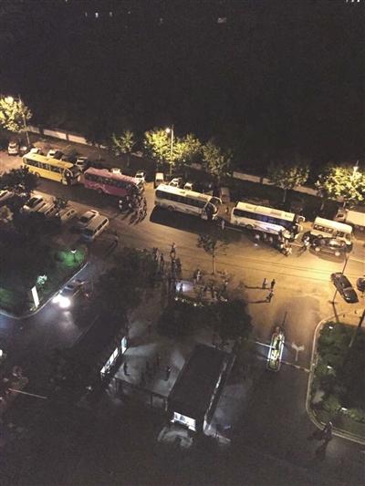 南京警方端掉特大传销团伙 落网者装满20辆大巴