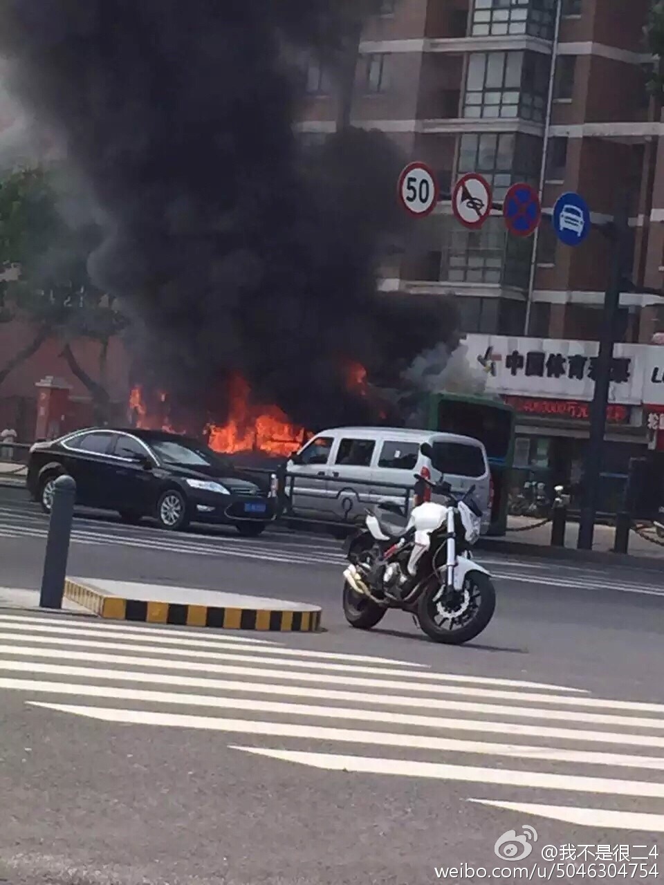 连云港一公交车发生起火 整辆车被火势包围