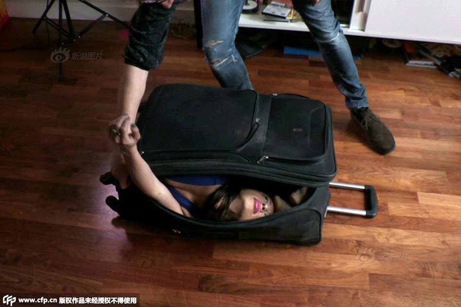 伦敦女子身体柔软 可轻松缩进手提行李箱