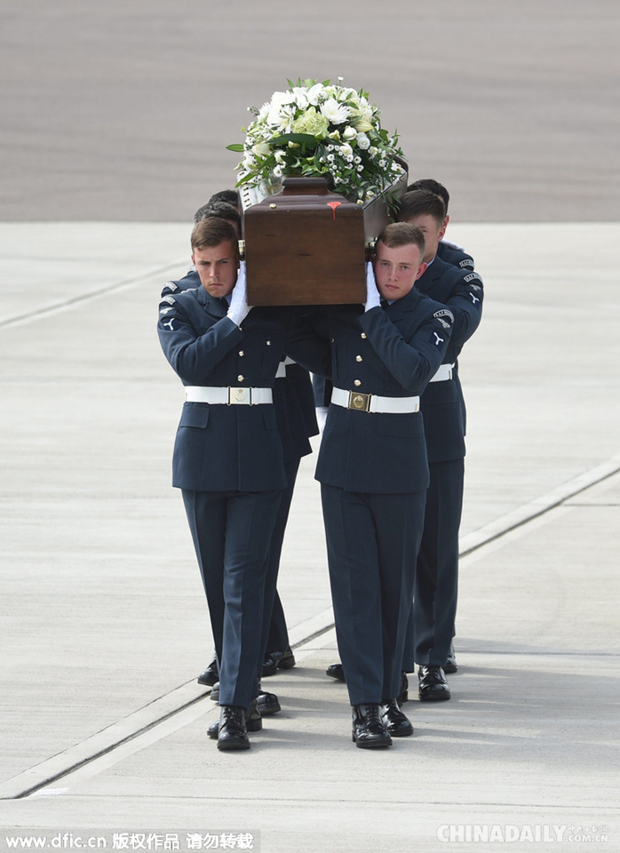 突尼斯恐袭案英国遇难者遗体回国