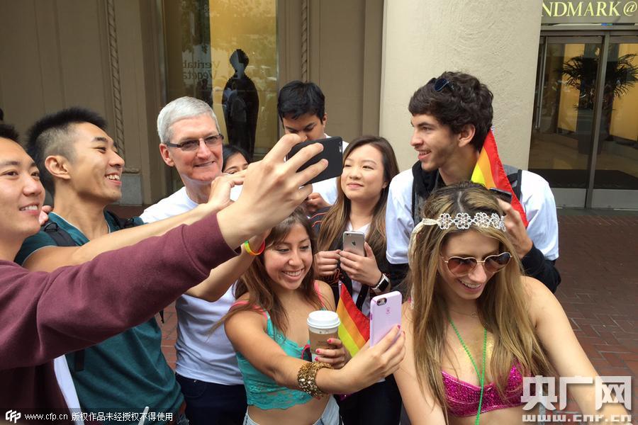 苹果CEO库克参加旧金山同性恋骄傲游行