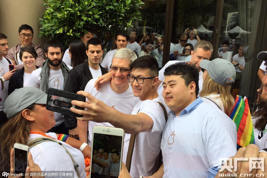 苹果CEO库克参加旧金山同性恋骄傲游行