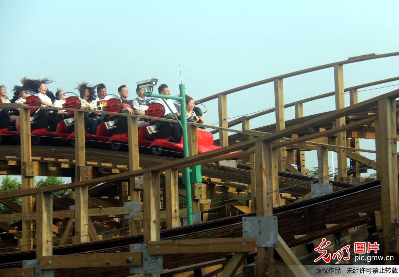 安徽芜湖：高32米华东最大木质过山车亮相