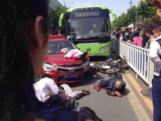 北京密云公交车与小轿车相撞致3死20伤