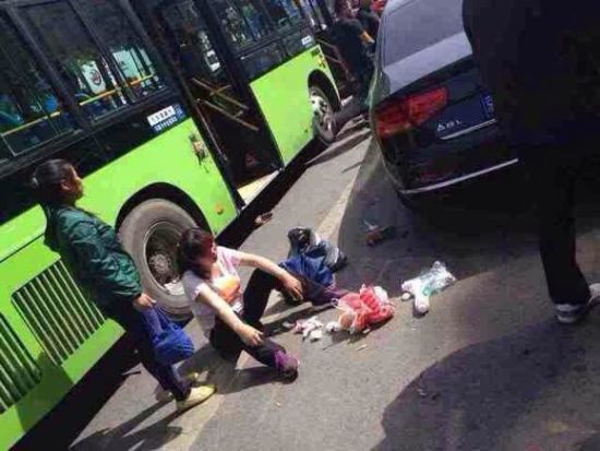 北京密云公交车与小轿车相撞致3死20伤