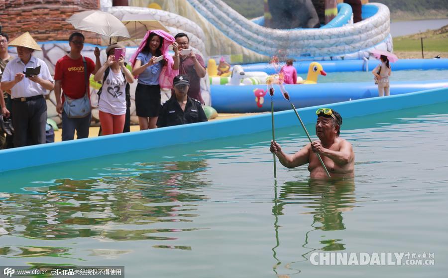 武汉七旬老人玩“水上漂” 喷火杂耍引围观