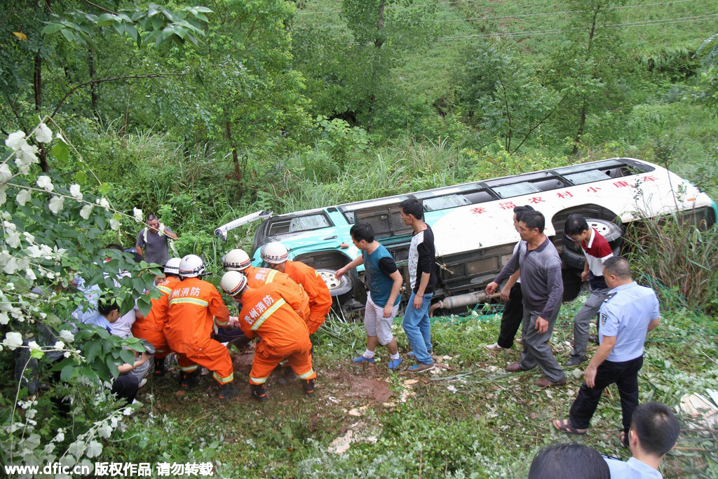 贵州印江：一中巴车翻下高坎 多人受伤