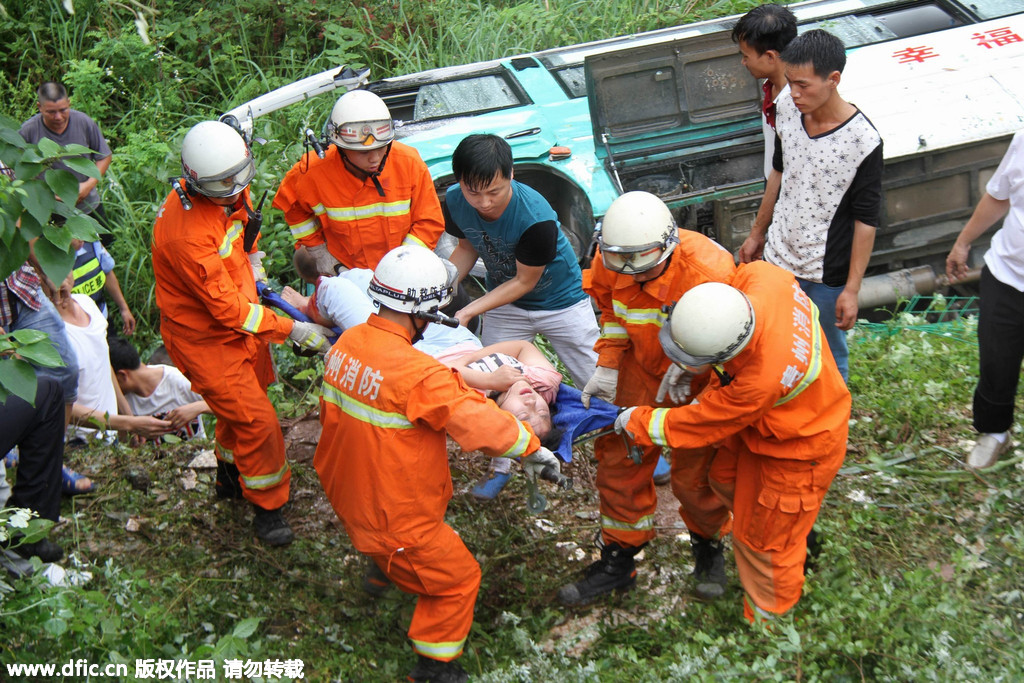 贵州印江：一中巴车翻下高坎 多人受伤