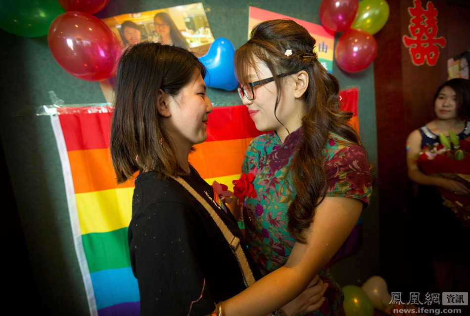 中国一对女同性恋在北京举行婚礼