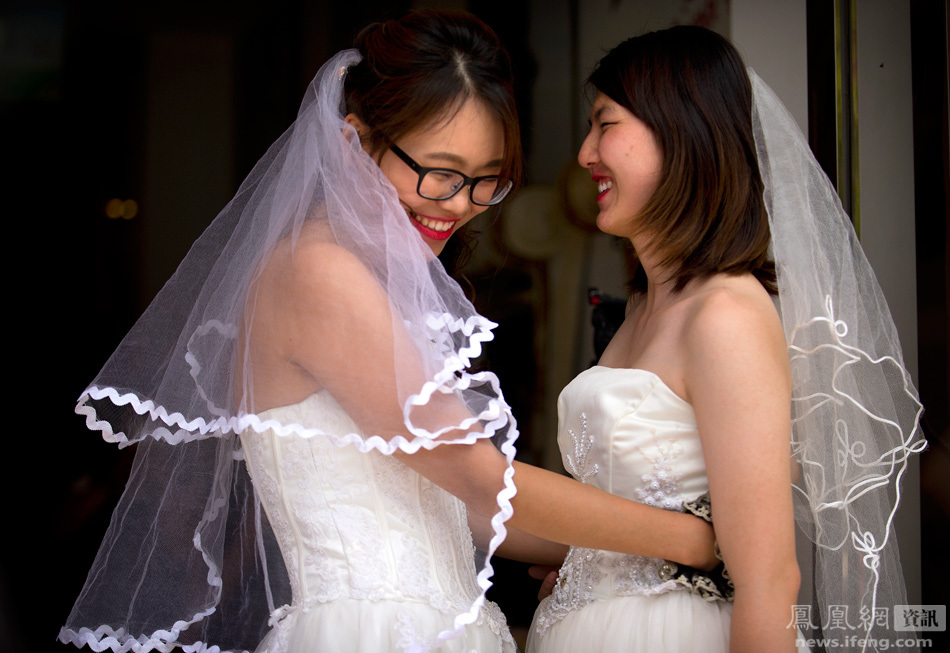 中国一对女同性恋在北京举行婚礼