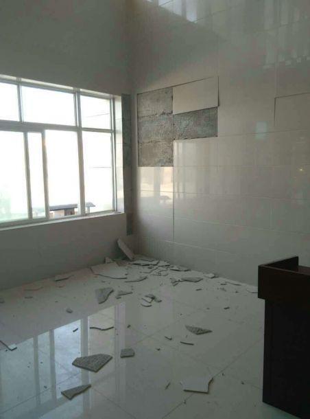 新疆皮山6.5级地震 公安局电子屏被震掉