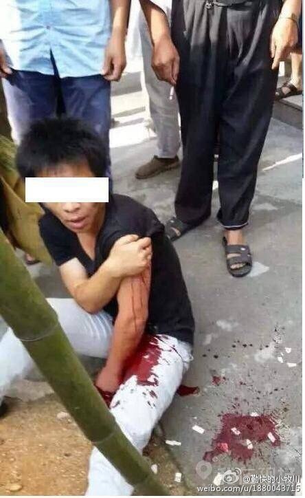 湖南:运钞车押运员开枪打伤一男子[3]