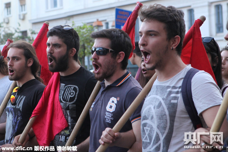 希腊反欧盟示威 焚烧旗帜挂猪头