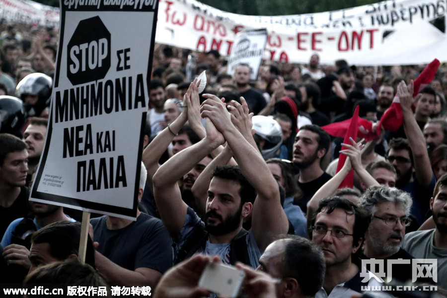 希腊反欧盟示威 焚烧旗帜挂猪头