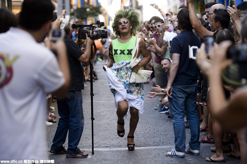 西班牙举行高跟鞋赛跑 男士穿裙子体验“踩高跷”