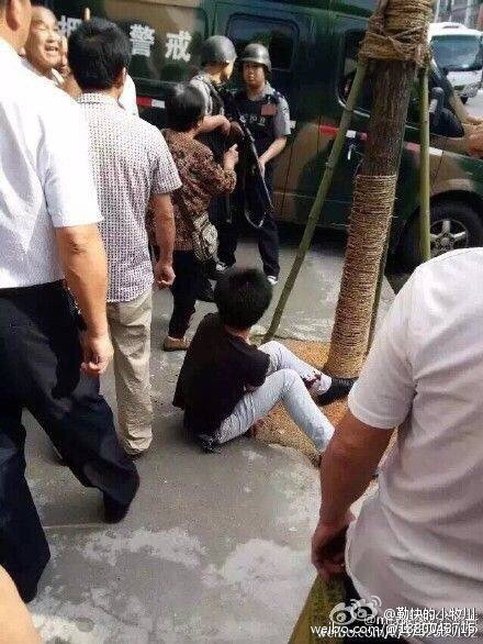 湖南银行门口运钞车押运员开枪打伤一男子