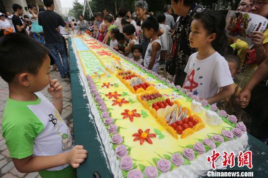 郑州街头现6米长超级蛋糕 百人免费品尝