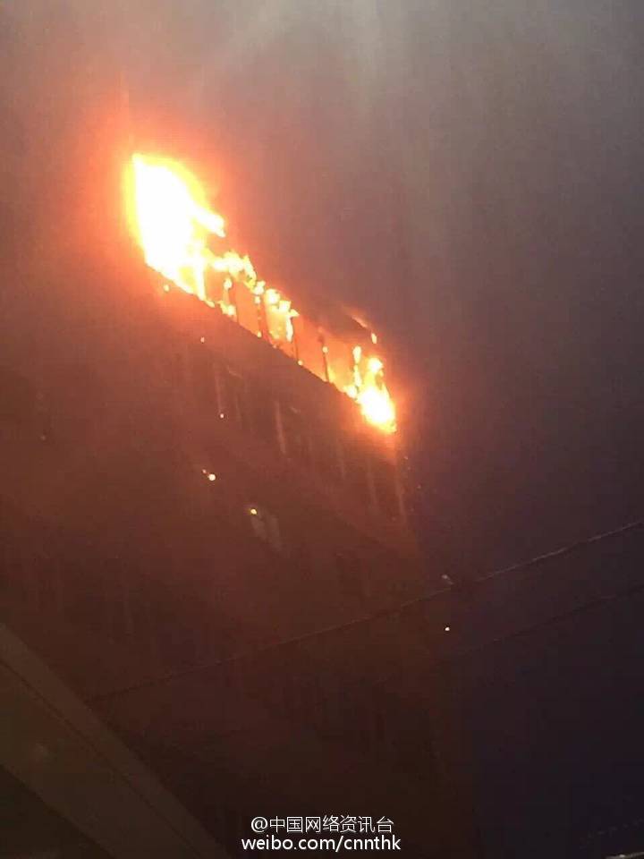 辽宁大连闹市区一建筑物发生火灾 现场火势惊人