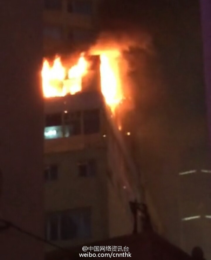 辽宁大连闹市区一建筑物发生火灾 现场火势惊人