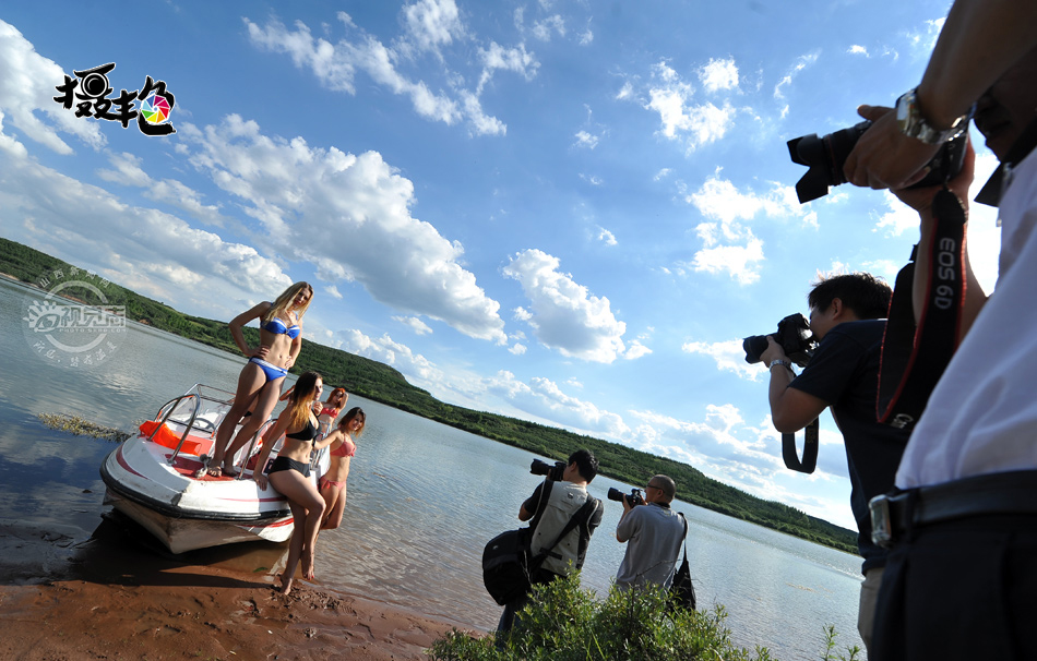 6名乌克兰美女在山西景区拍比基尼写真