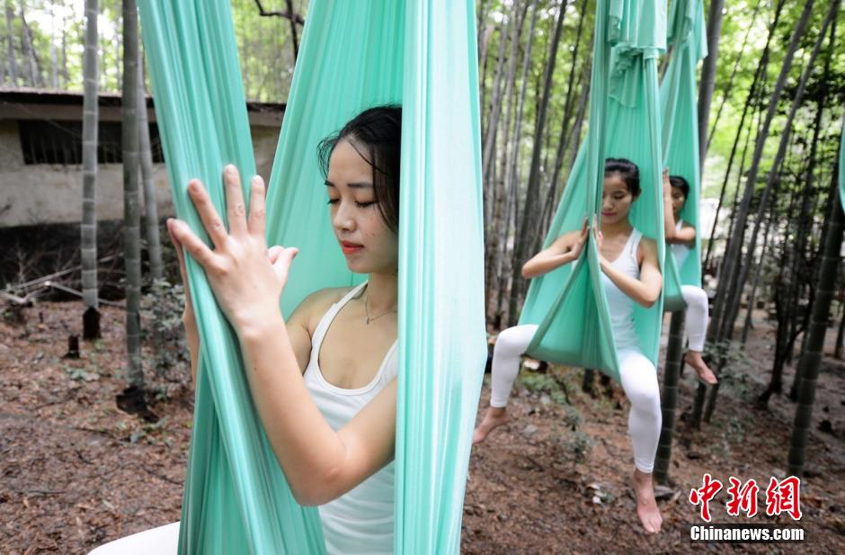 长沙公园上演竹林空中瑜伽 “小龙女”表演绳上睡觉