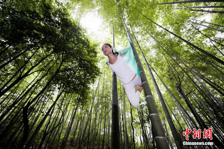 长沙公园上演竹林空中瑜伽 “小龙女”表演绳上睡觉