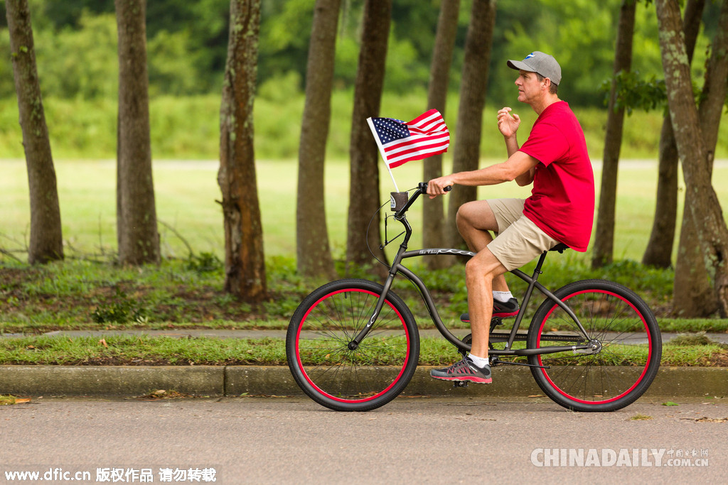 美国小镇举行独立日游行 爱国元素花样多