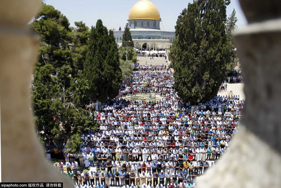 巴勒斯坦穆斯林参加阿克萨清真寺朝拜 场面壮观