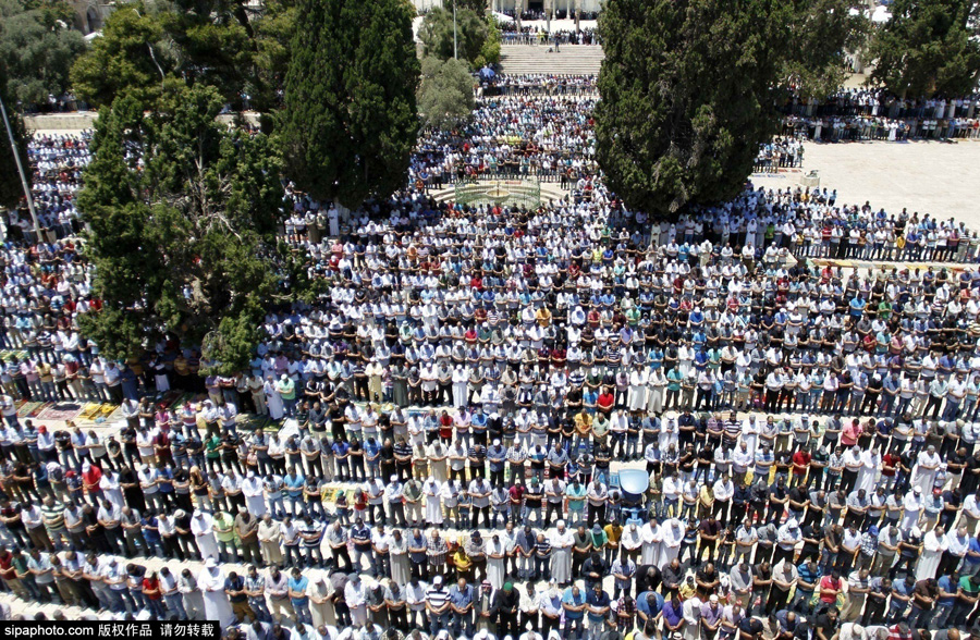 巴勒斯坦穆斯林参加阿克萨清真寺朝拜 场面壮观