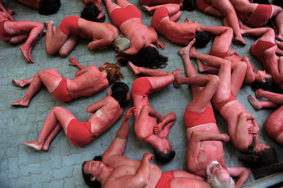 西班牙反斗牛示威者裸身“躺尸”
