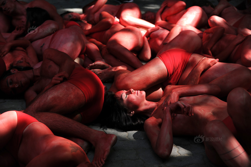 西班牙反斗牛示威者裸身“躺尸”