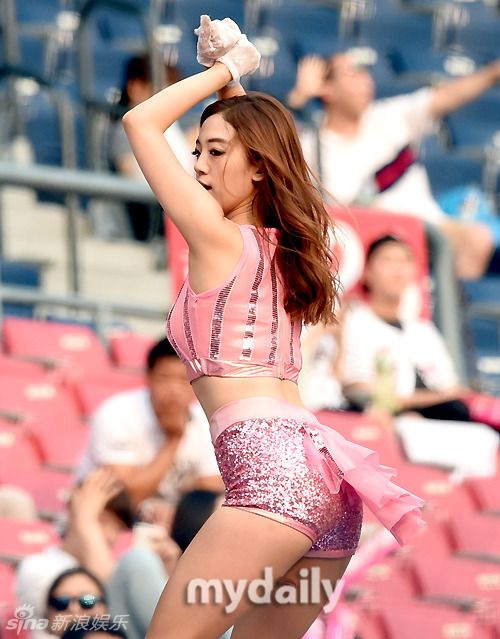 韩国啦啦队美女热舞 摸腿撅臀露腰
