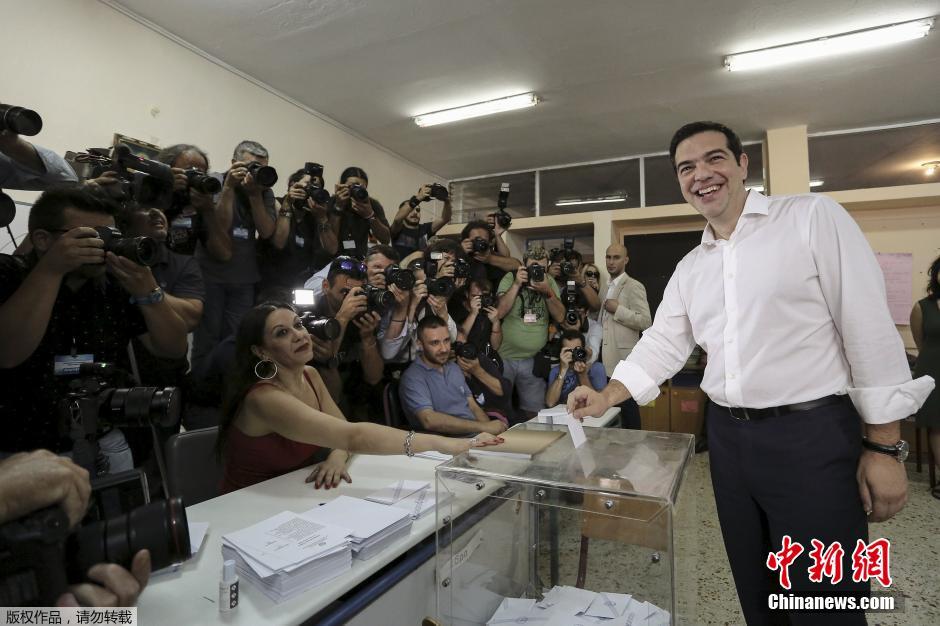 希腊公投当日 民众取款机前排队取钱