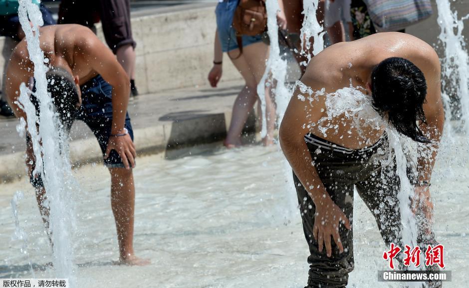 欧洲各地迎高温天气 民众喷泉旁消暑
