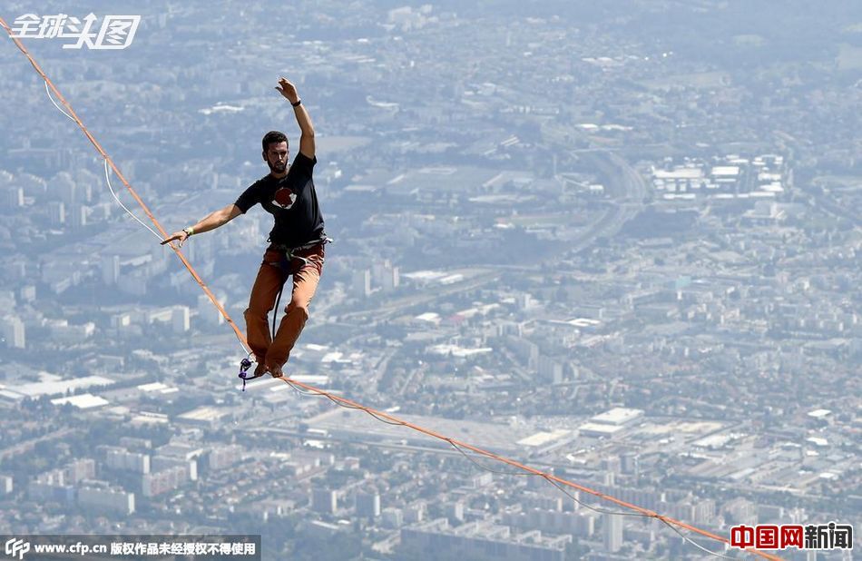 法国男子469米高空行走 曾创世界纪录